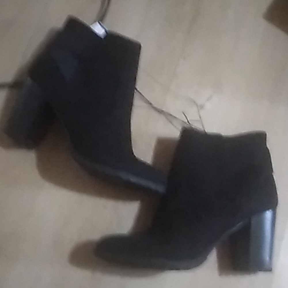 Booties Black with Zip up on Side /Thick Heels.. Beautiful - Picture 2 of 6